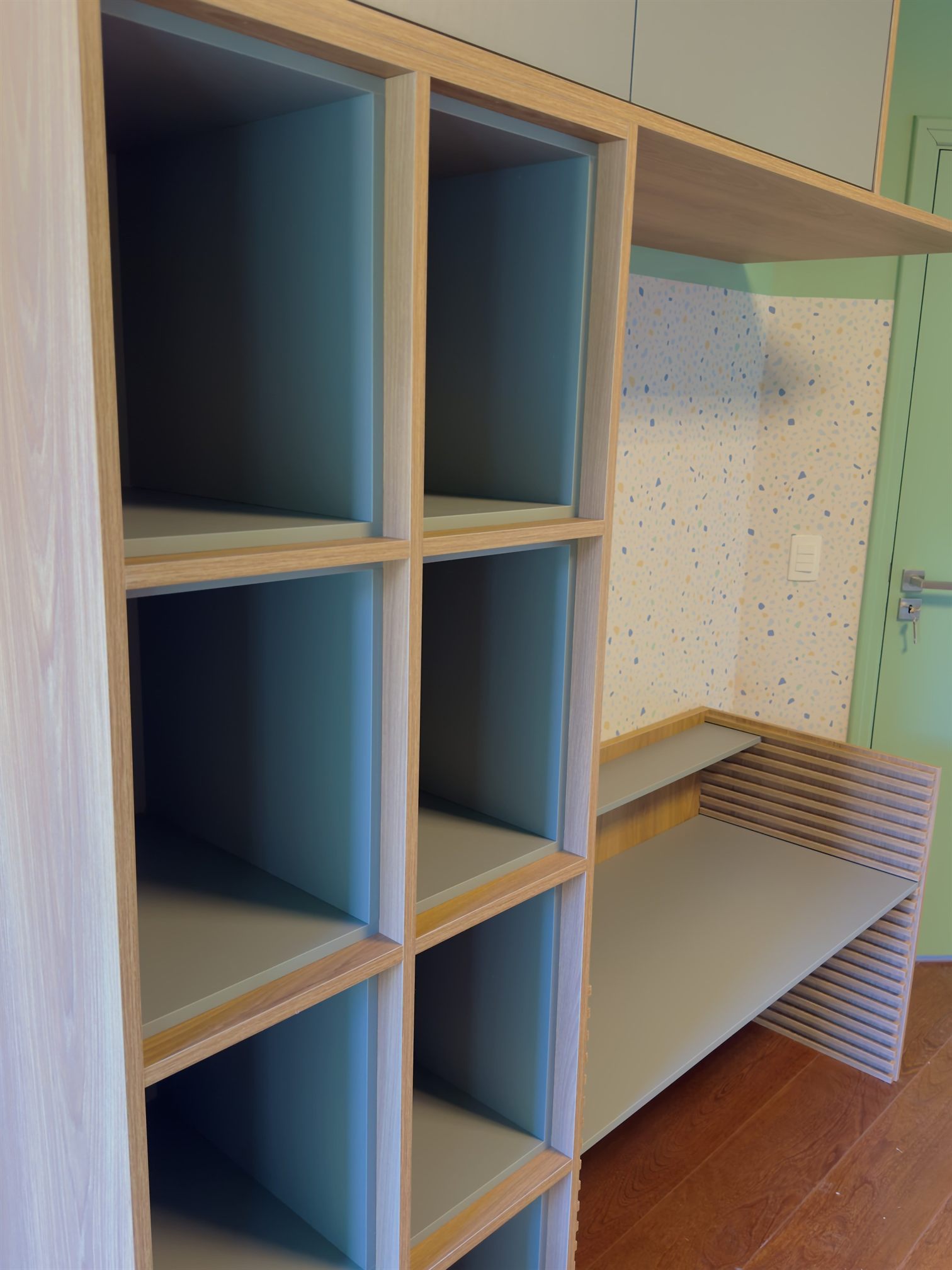 Estante de nichos para quarto infantil com moveis planejados, bancada e acabamento em madeira clara em Piracicaba SP - Decora Sob Medida