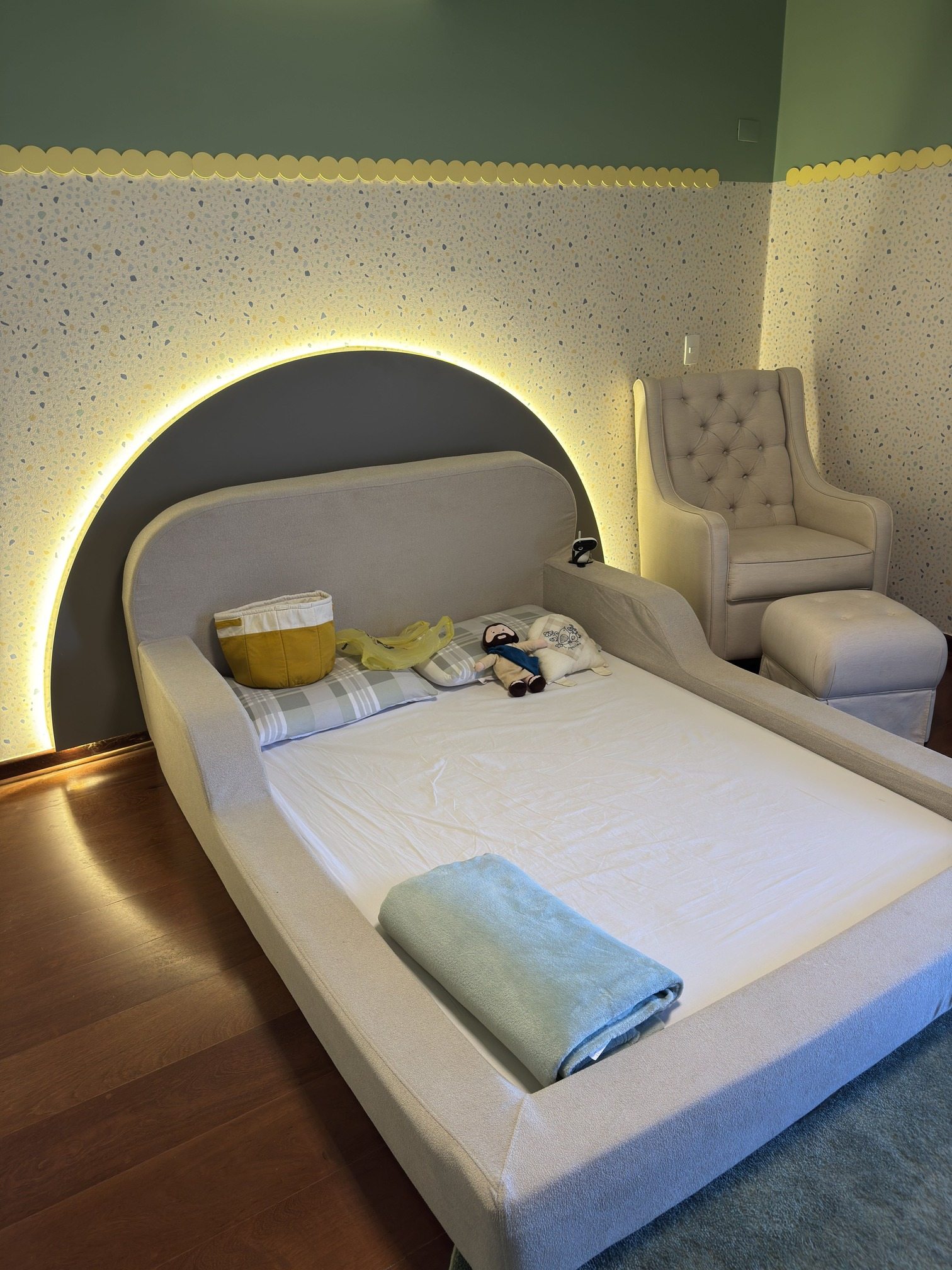 Quarto infantil planejado com cabeceira em arco, iluminacao LED indireta, papel de parede e poltrona de apoio em Piracicaba SP - Decora Sob Medida