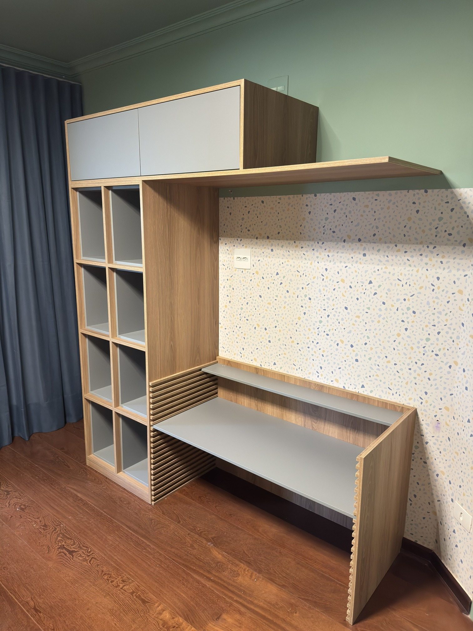 Quarto infantil com moveis planejados, bancada de estudos, nichos abertos e acabamento em madeira clara em Piracicaba SP - Decora Sob Medida
